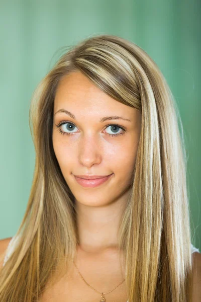 Retrato de menina sorridente em casa — Fotografia de Stock