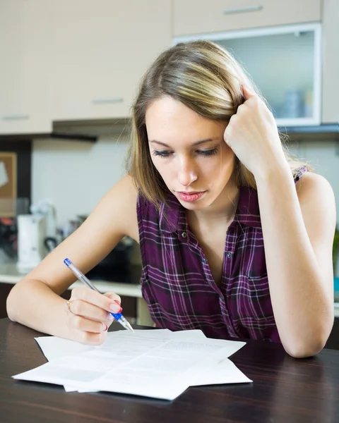 Femme sérieuse avec des documents — Photo