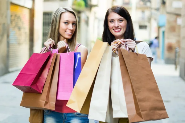 Meisjes met shopping tassen — Stockfoto