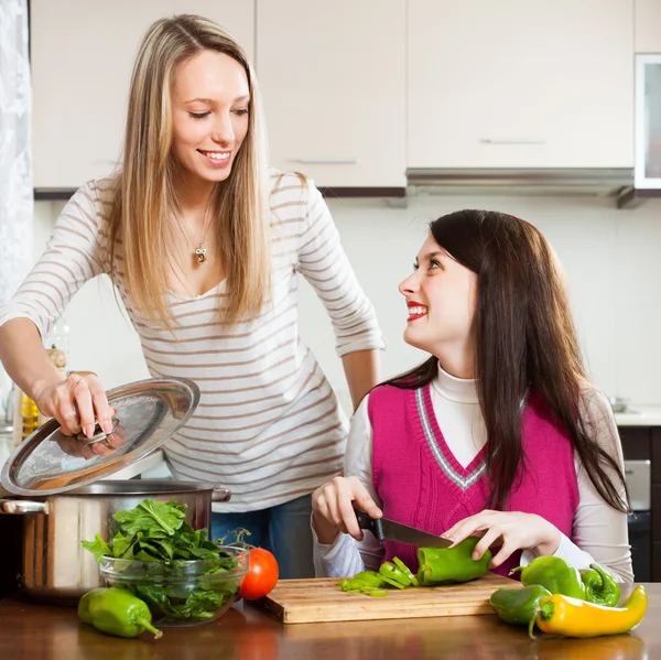Mulheres cozinhar alimentos na cozinha — Fotografia de Stock