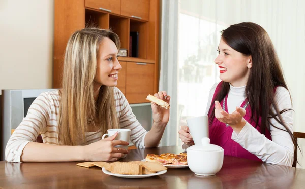 Dvě dívky, pomlouváte a pití čaje — Stock fotografie