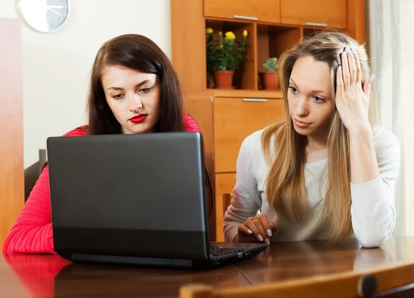 Vrouwen met laptop thuis — Stockfoto