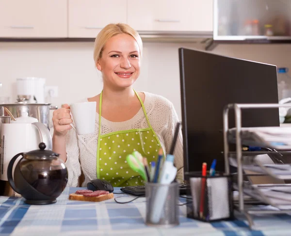 Freelancer con PC, té y sándwich — Foto de Stock