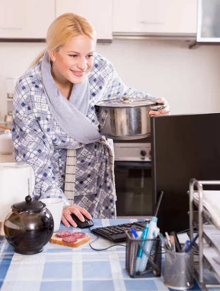 Mujer trabajando en línea en casa —  Fotos de Stock