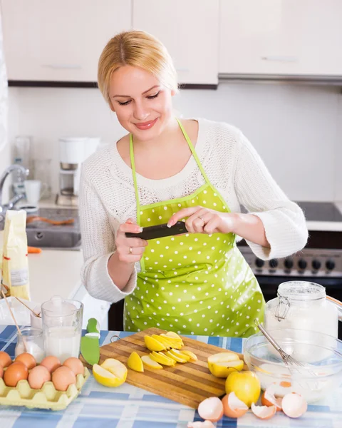 Mulher fazendo selfie na cozinha — Fotografia de Stock