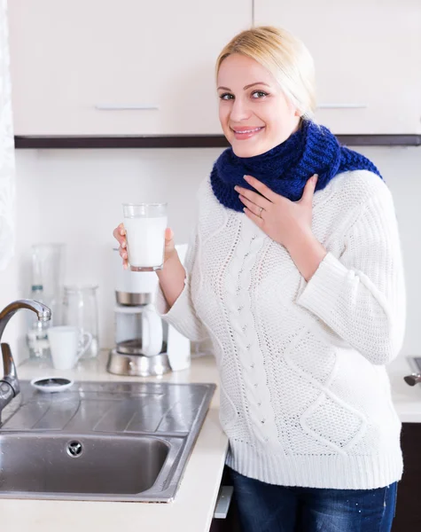 Woman standing with gargle solution — Stock Photo, Image