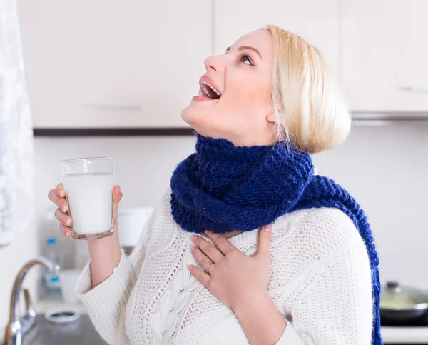 Mujer joven haciendo enjuague oral — Foto de Stock