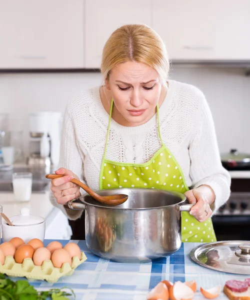 Vrouw gevoel slechte geur van pan — Stockfoto