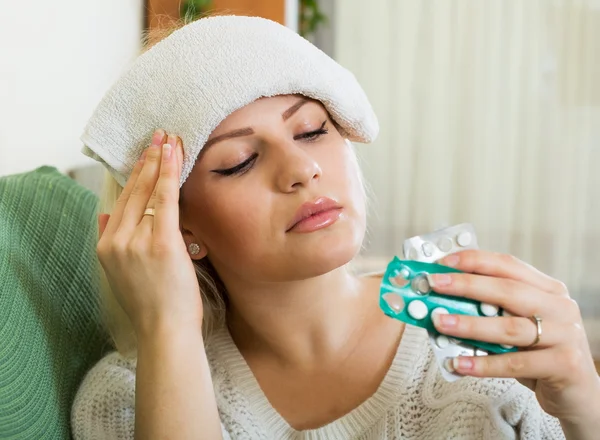 Young woman with huge migraine — Stock Photo, Image