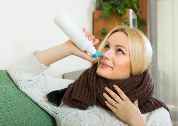 Mladá blondýnka s nosní sprej — Stock fotografie