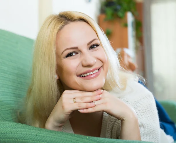 Mooi meisje met charmante glimlach — Stockfoto