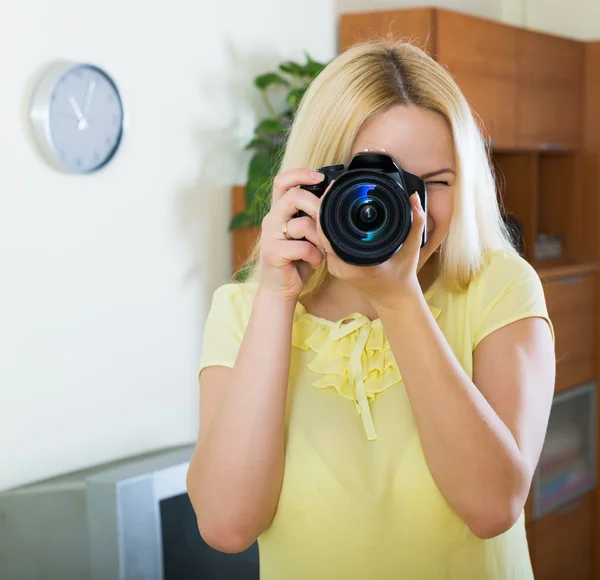 Fotografer pengujian kamera baru — Stok Foto