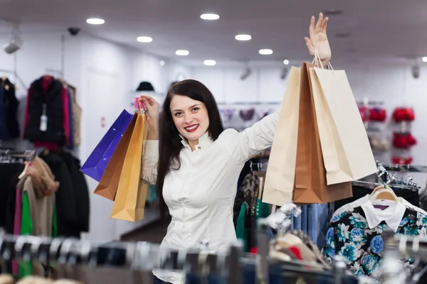 Feliz comprador femenino con bolsas — Foto de Stock