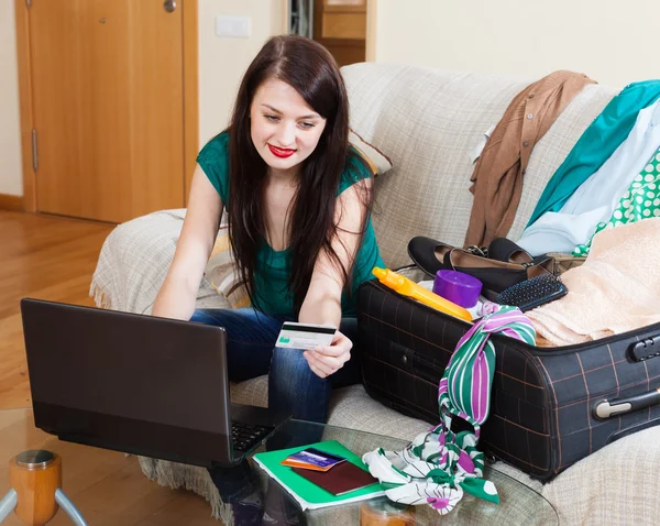 Mujer reserva de hotel en Internet —  Fotos de Stock