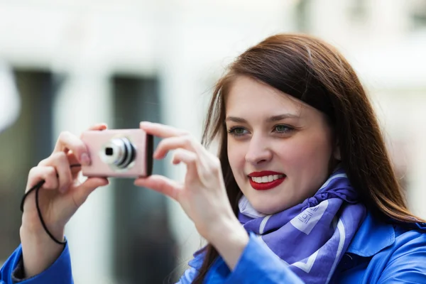 Girl with photocamera at street — Stock Photo, Image
