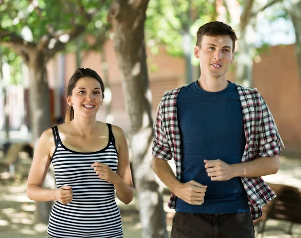 Pareja trotando en la mañana — Foto de Stock