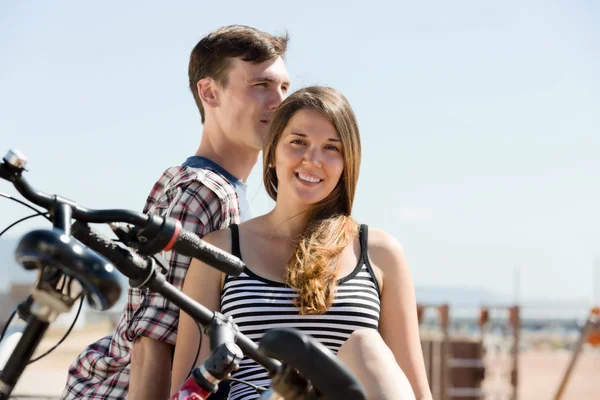 Sahilde Bisikletleri ile Çift — Stok fotoğraf