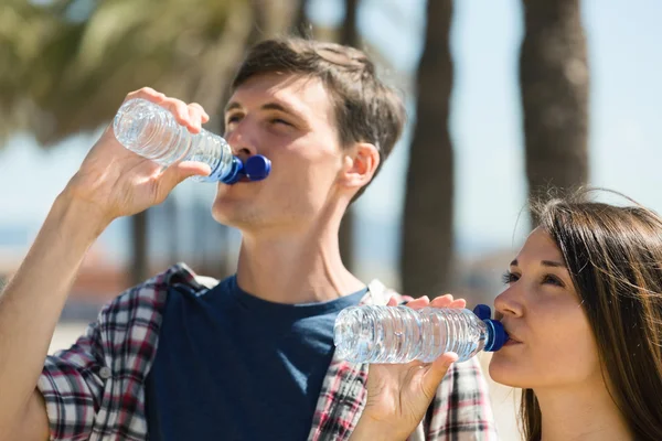 Hombre ang chica beber agua —  Fotos de Stock