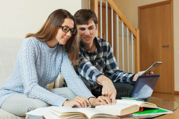 Jovem casal estudante se preparando para o exame — Fotografia de Stock