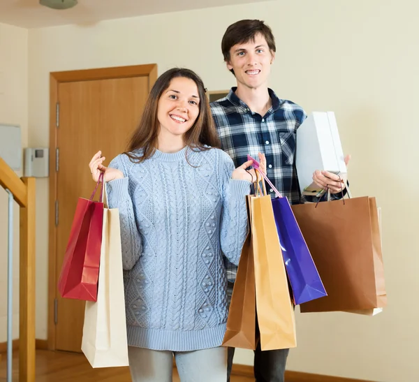 Pareja sosteniendo compras en las manos — Foto de Stock