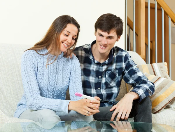 Young couple  with pregnancy test — Stock Photo, Image