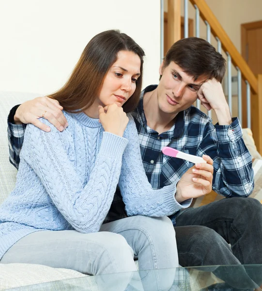 Ragazza triste con test di gravidanza — Foto Stock