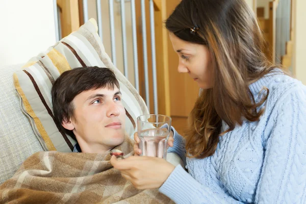 Žena dát manželovi léčivý sirup — Stock fotografie