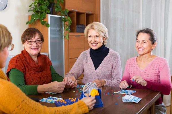 Amigas sentadas con lotto — Foto de Stock