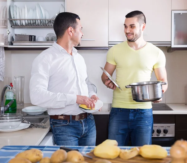 Due uomini che cucinano a casa — Foto Stock