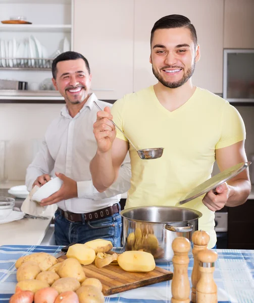 Syn ojca pomaga przygotować — Zdjęcie stockowe