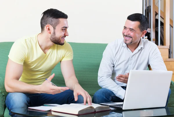 Professor geven les aan student — Stockfoto