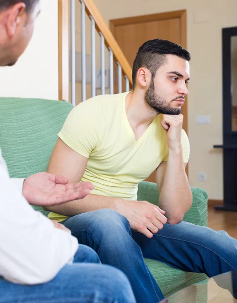 Twee ernstige mannen die conflict veroorzaken — Stockfoto