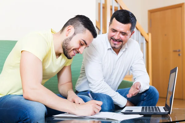 Pai sênior ajudando o filho jovem — Fotografia de Stock