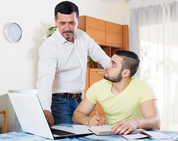 Padre che aiuta suo figlio — Foto Stock