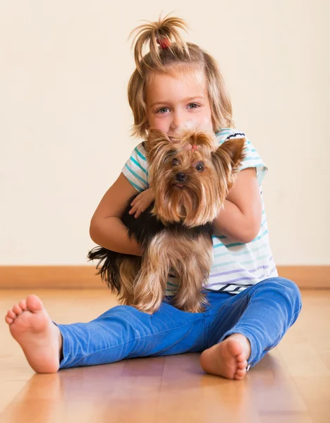 Kind hält Yorkshire Terrier — Stockfoto