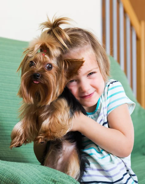 Glückliches Kind mit yorkshire terrier — Stockfoto