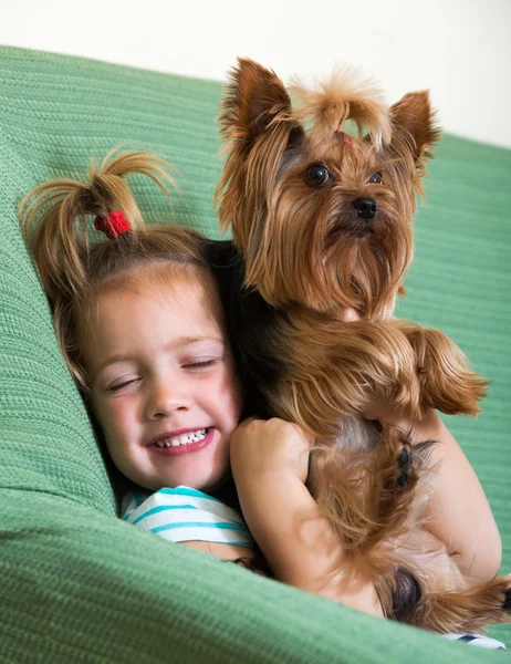 Vrouwelijke kind spelen met Yorkie — Stockfoto