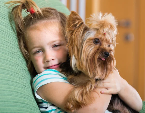 Schattig klein meisje met yorkshire terrier — Stockfoto