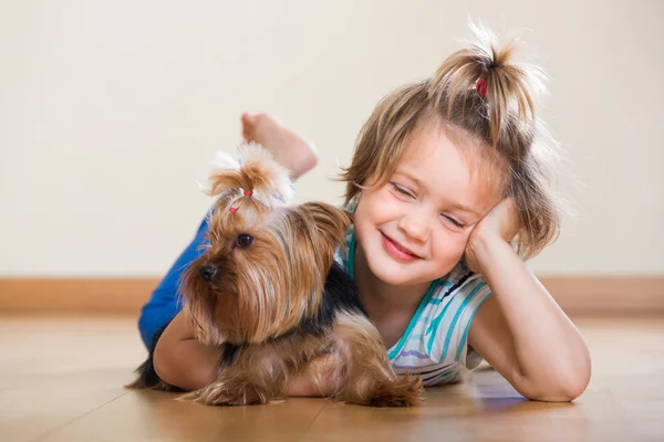 Enfant jouant avec le chien Yorkie — Photo