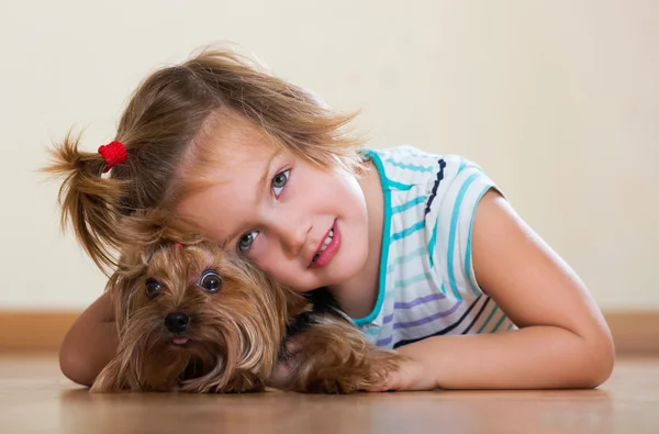 Barn leker med Yorkie hund — Stockfoto