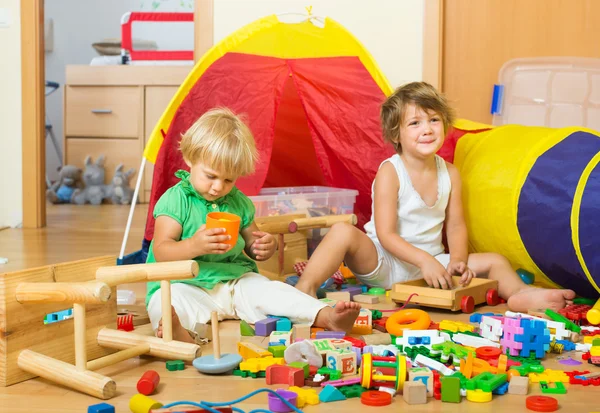 Kinderen die met speelgoed spelen — Stockfoto