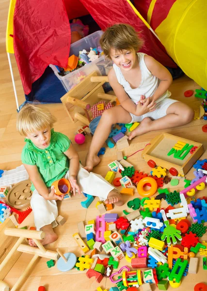 Kinderen die met speelgoed spelen — Stockfoto