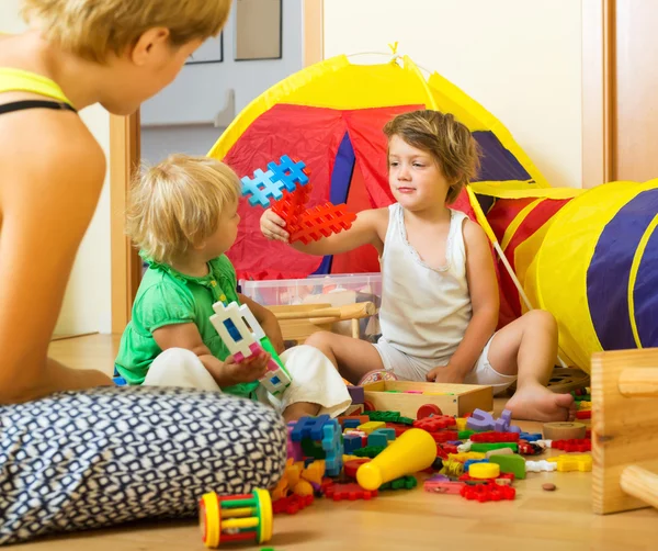 Kinderen die met speelgoed spelen — Stockfoto