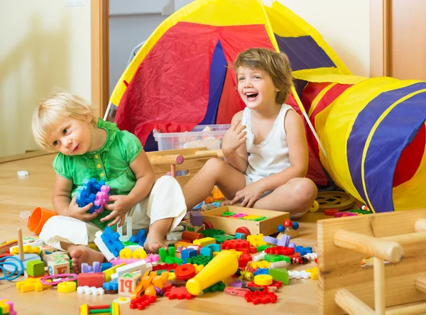 Çocuklar oyuncaklarla oynuyor — Stok fotoğraf