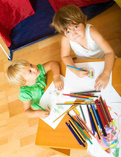 Niños dibujando sobre papel — Foto de Stock