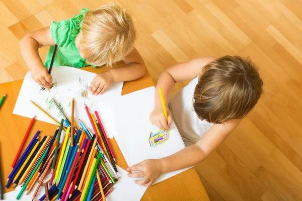 Niños dibujando sobre papel — Foto de Stock