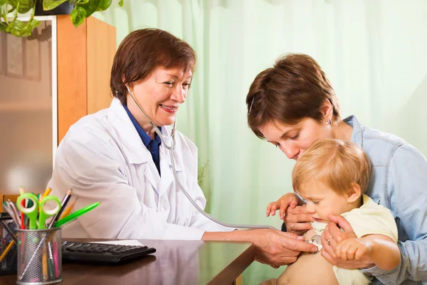 Barnläkare läkare undersökt barnet — Stockfoto