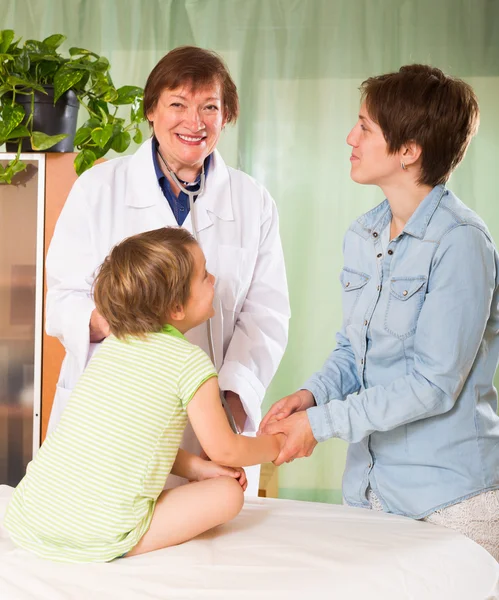 Läkare undersöka förskolebarn barn — Stockfoto