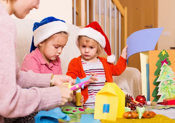 Mujer con hijas preparándose para la Navidad — Foto de Stock