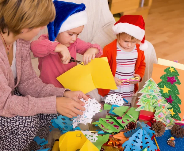 Kvinna med döttrar inför jul — Stockfoto